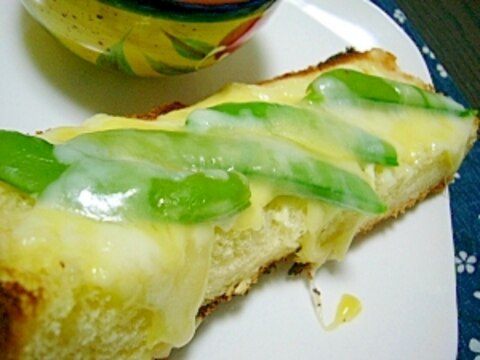 朝食に(/・ω・)/スナップエンドウチーズトースト